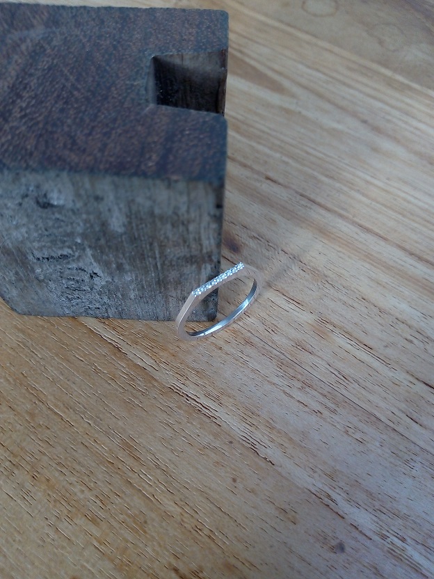 Zilveren ring met **micro pavé op rand**