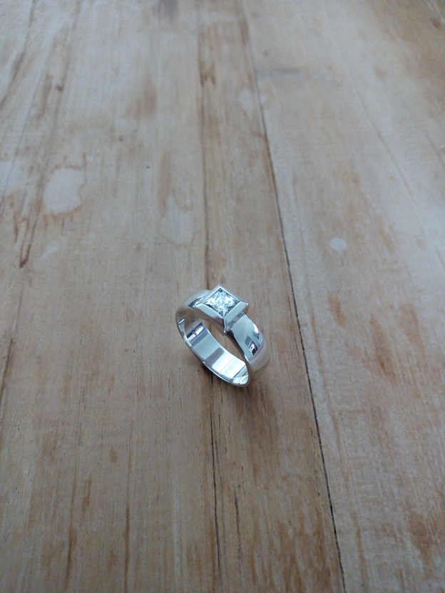 Zilveren ring met **vierkante Zirkonia**